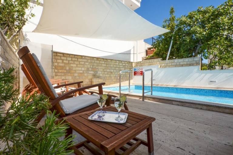 Apartment with yard, pool & barbecue — photo 5