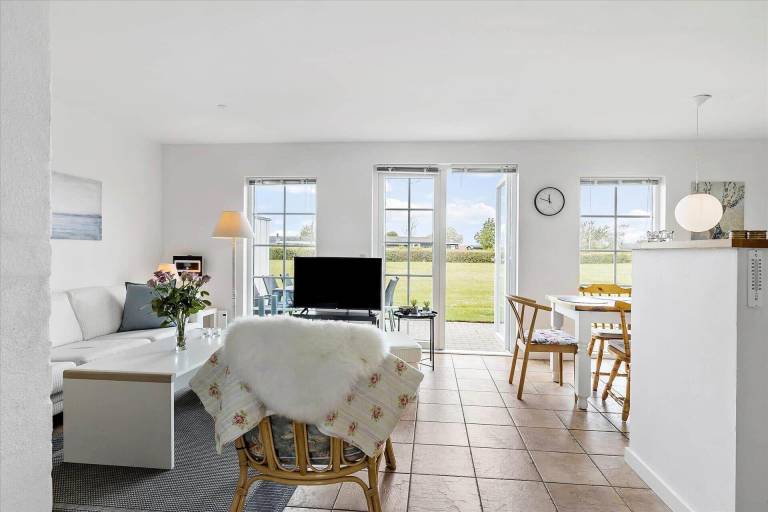 Fully equipped ample vacation home with jacuzzi, sauna & patio | Sea view | Pets allowed — photo 2