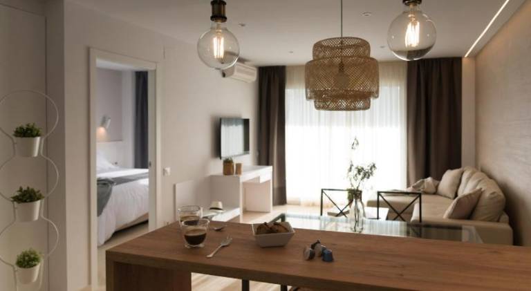 Serviced apartment with garden, terrace & pool — photo 3