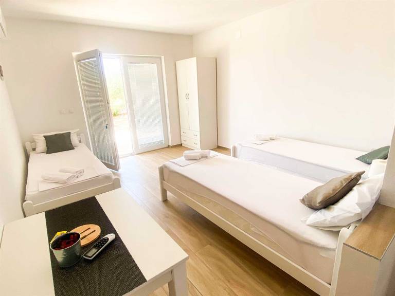 Children-friendly beautiful rental apartment with yard, terrace & barbecue | City view | Pet-friendly — photo 4