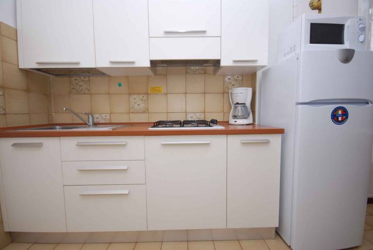 Apartment with yard — photo 4