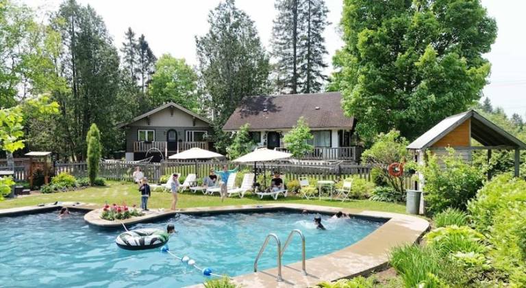 Chalet with yard, barbeque & jacuzzi | Pet-friendly — photo 4
