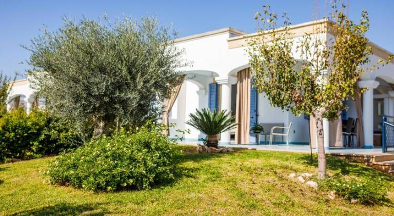 Holiday apartment with yard, barbecue & terrace in Salve