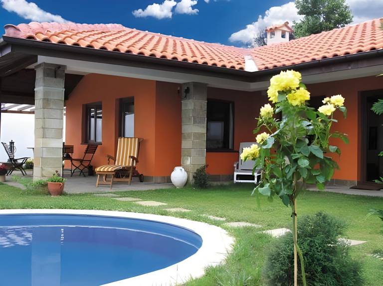 Villa with yard, pool & patio — photo 4