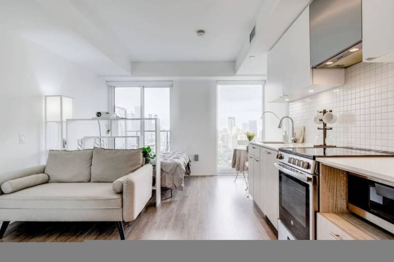5 Min to Downtown Stylish Studio & Movie Theatre