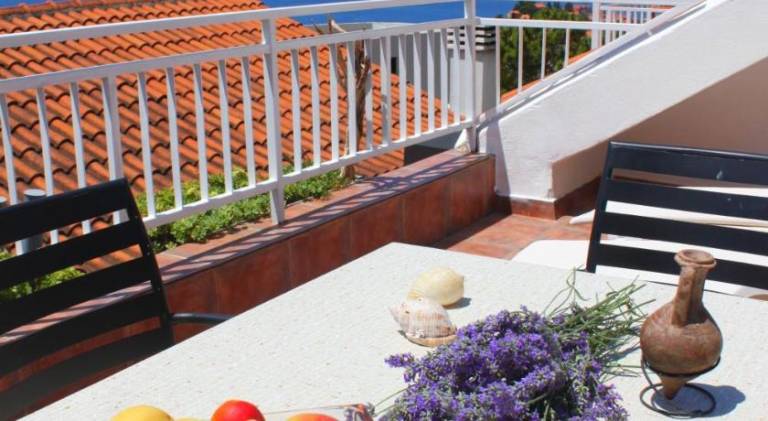 Holiday apartment with hot tub & patio — photo 3
