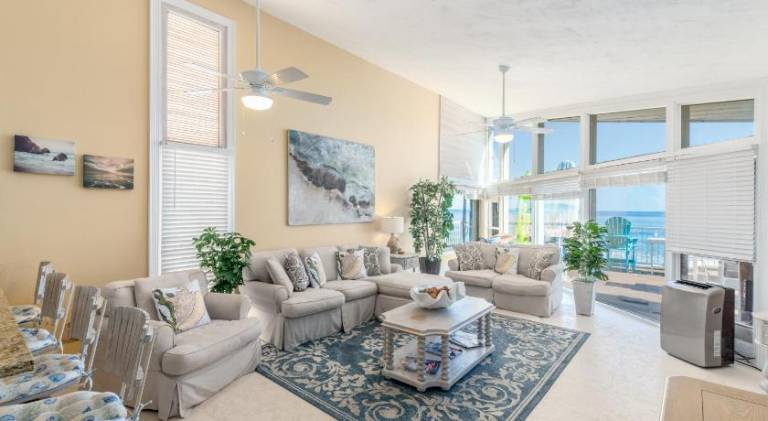House with pool & jacuzzi | Pets are welcome — photo 3