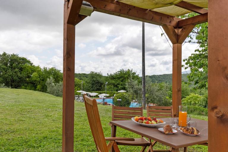 Holiday apartment with yard & pool | Garden view — photo 5