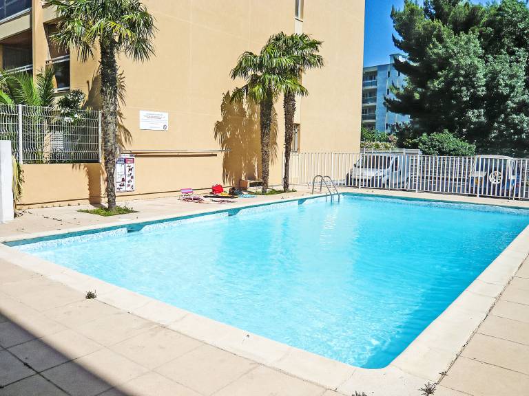 Rental apartment with terrace & pool in Toulon