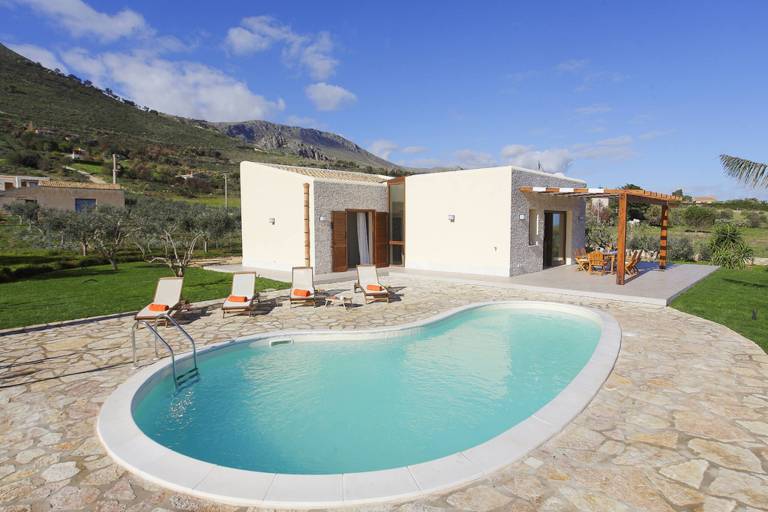 Fully equipped nice villa with yard, terrace & private pool | Suitable for remote work | Pets are welcome — photo 3
