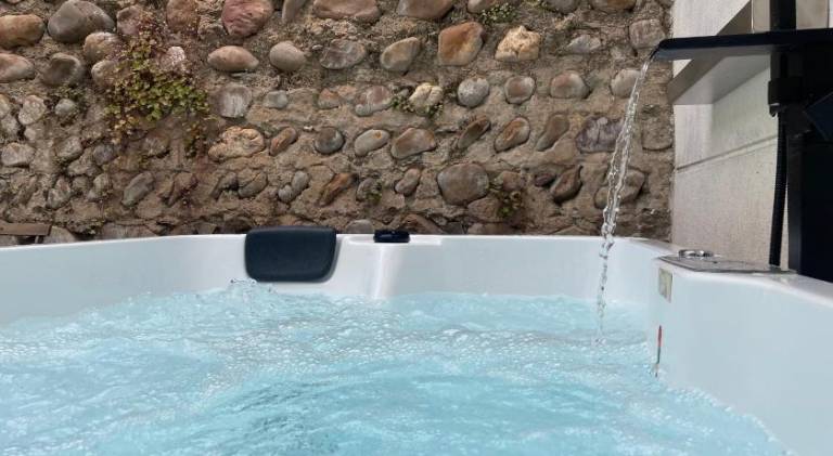 Vacation home with jacuzzi, private pool & garden | Suitable for remote work in Cáceres