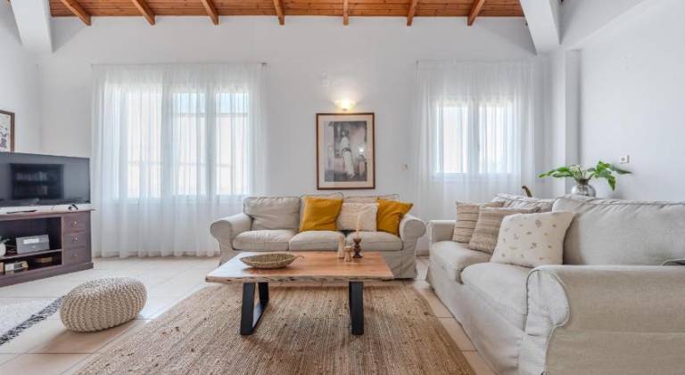 Beautiful serviced apartment with pool, yard & BBQ | Pet-friendly — photo 2