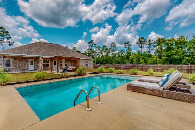 4BR retreat w a saltwater Pool & fire table