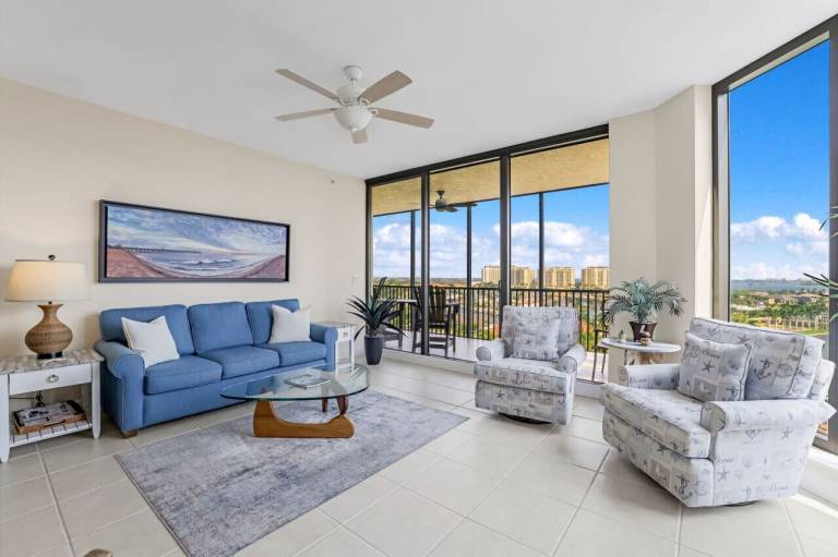 Condo Pelican