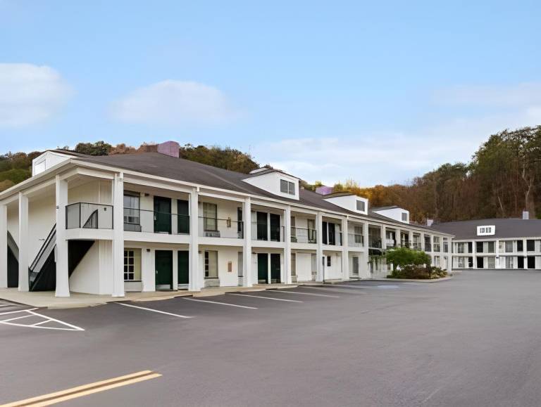 Howard Johnson by Wyndham Dalton in Dalton, GA
