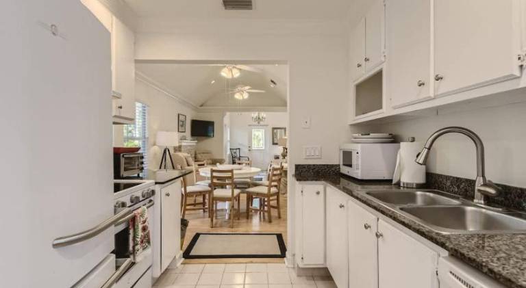 Nini's Cottage - Family-Friendly Pool Days and Cabana Nights Await — photo 5