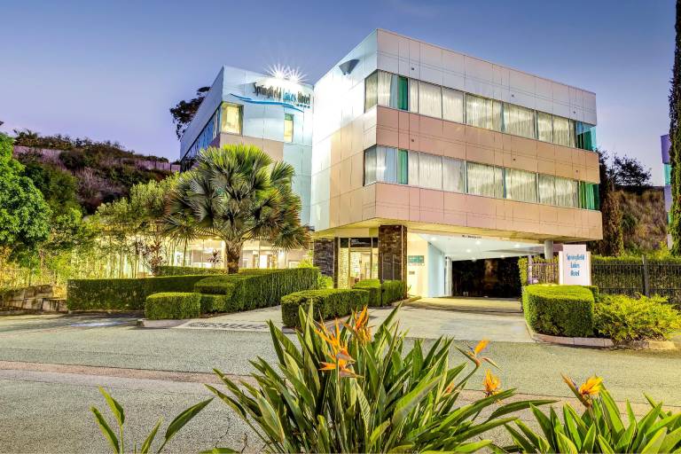 Springfield Lakes Hotel