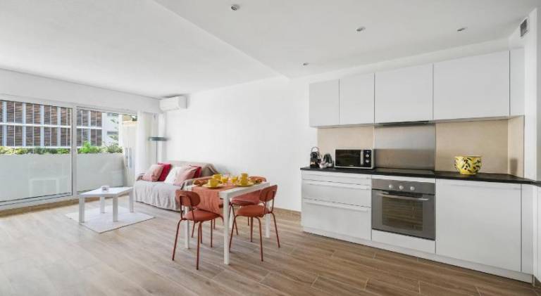 Fully equipped apartment with patio & private pool | Beach nearby | Dogs allowed in Menton