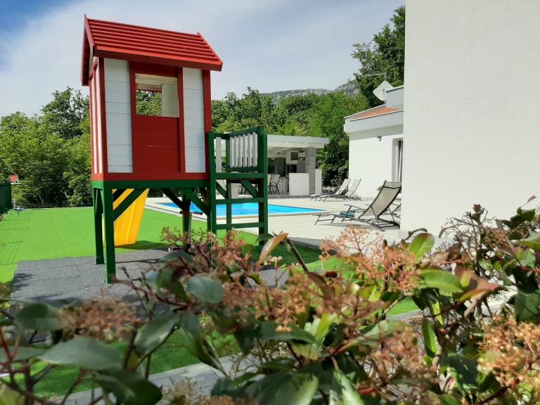 Villa with garden, BBQ & patio — photo 4