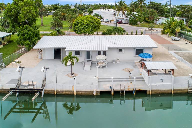 Beautiful Home in a Great Neighborhood with Ocean Access and Boat Ramp on Property — photo 4