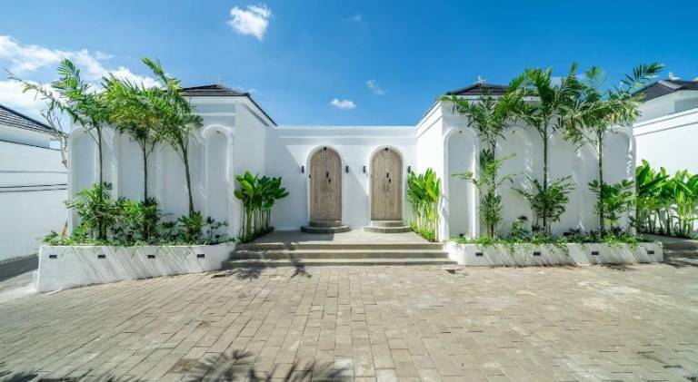 Villa with pool — photo 4