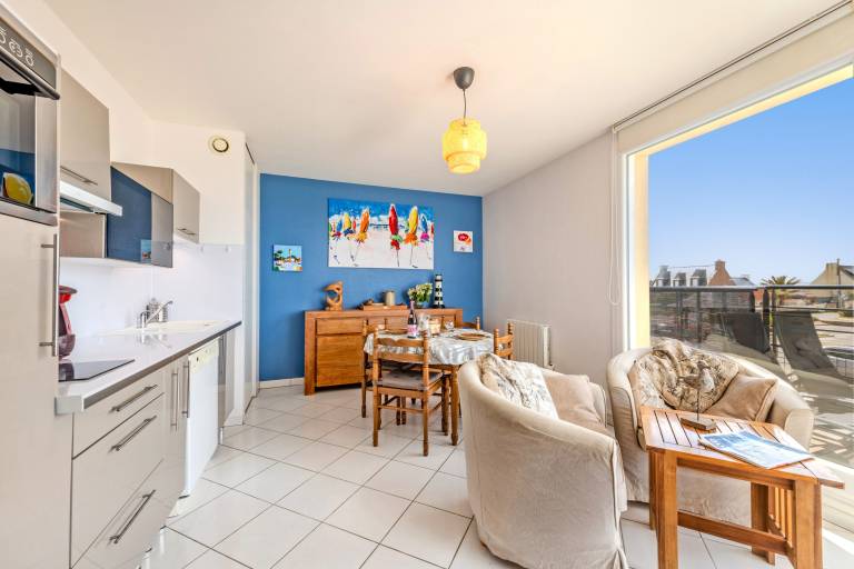 Apartment 'Sea View Apartment - Beach 30m Away' with Ocean View, Private Terrace & Wi-Fi — photo 5