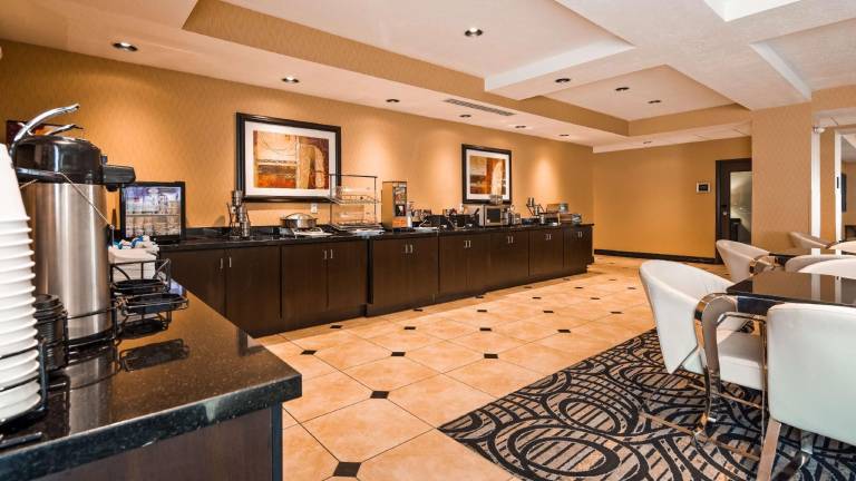 Best Western Plus Airport Inn & Suites — photo 5