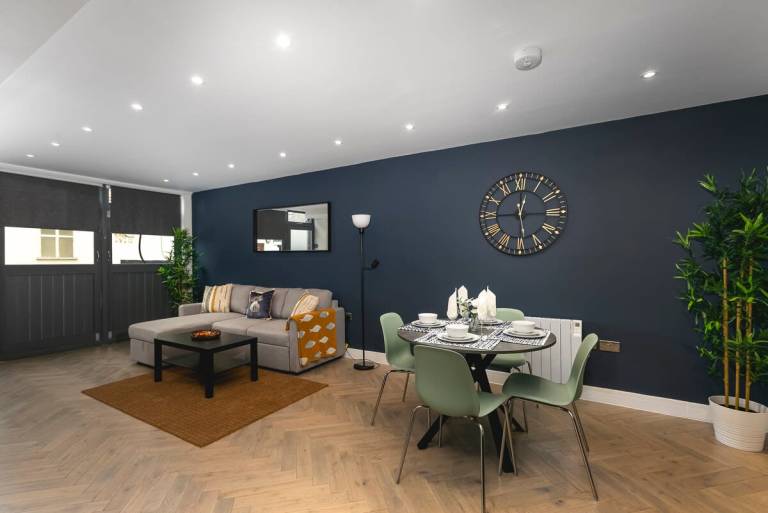 Child-friendly wonderful house | Near British Airways i360 | Beach nearby | Perfect for remote work | Pets are welcome — photo 3