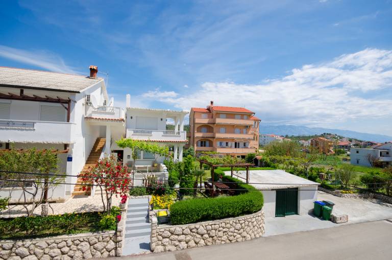 Holiday apartment with yard & barbecue | Garden view — photo 2