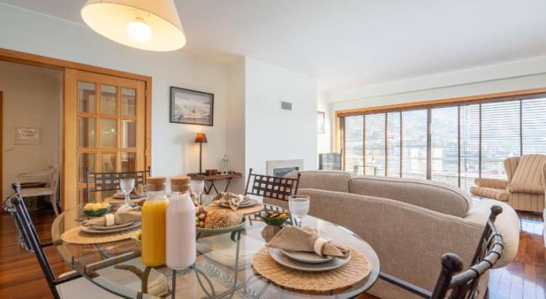 Host Wise - Homely Large Flat - Balcony — photo 2