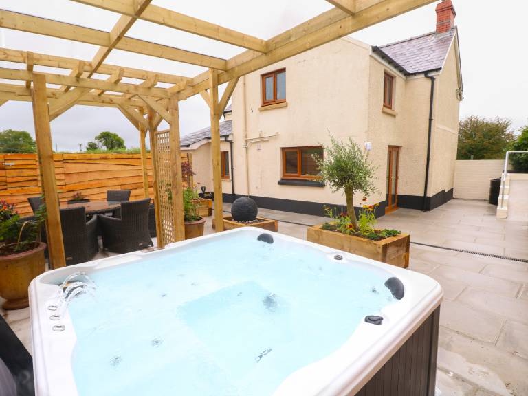 Cottage with hot tub & garden in Carmarthen