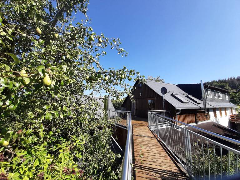Apartment with BBQ, terrace & yard in Hof
