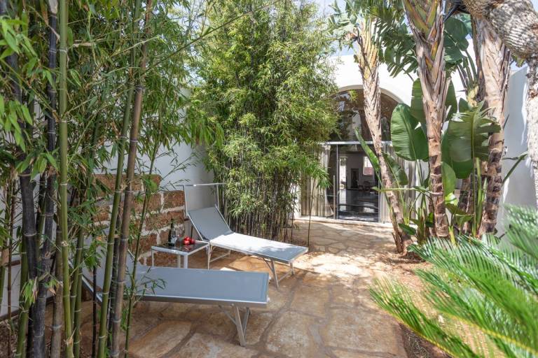 Child-friendly charming rental apartment with terrace, garden & jacuzzi | Garden view | Dogs allowed — photo 3