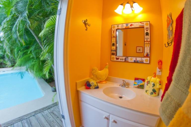 Vacation home with BBQ, patio & private pool | Close to West Martello Tower — photo 3