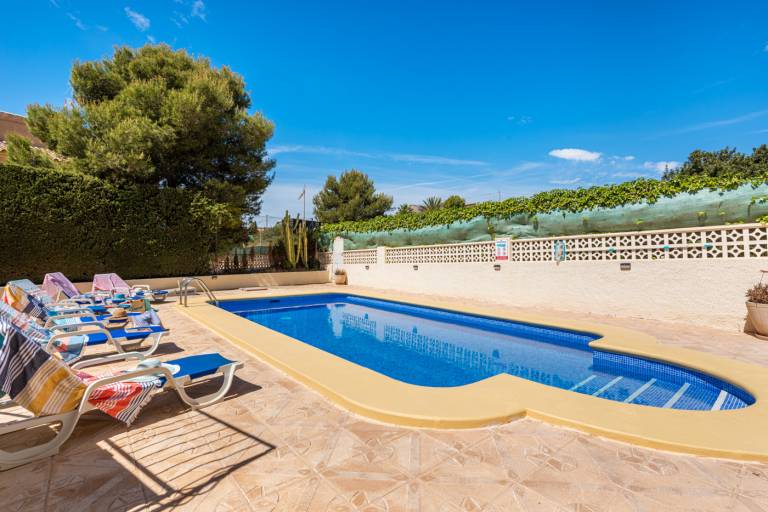 Fully equipped villa with private pool, yard & patio | Pet-friendly — photo 3