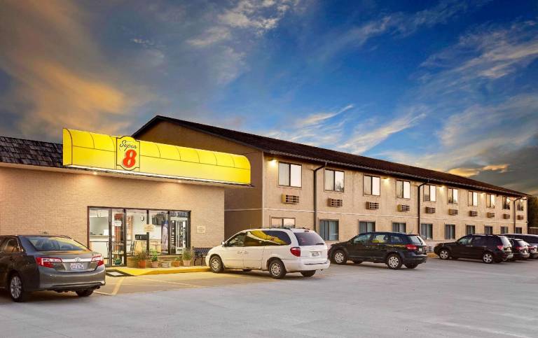 Super 8 By Wyndham Macomb — photo 3