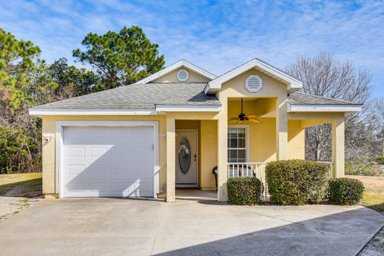 Easy Beach Access, Private Yard! Palm Cove Retreat in Bay City, AL