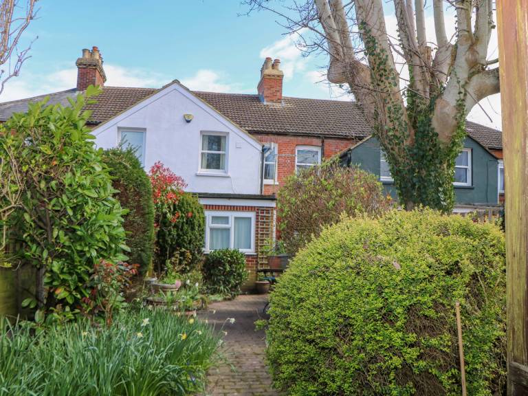 Cottage with yard in Canterbury