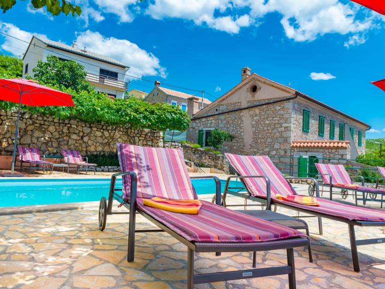 Vacation home with barbeque, private pool & patio — photo 5