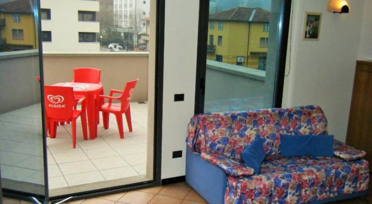Serviced apartment with patio & yard — photo 2