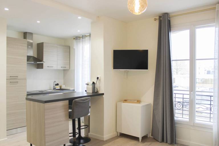 Bright studio apartment on the outskirts of Paris