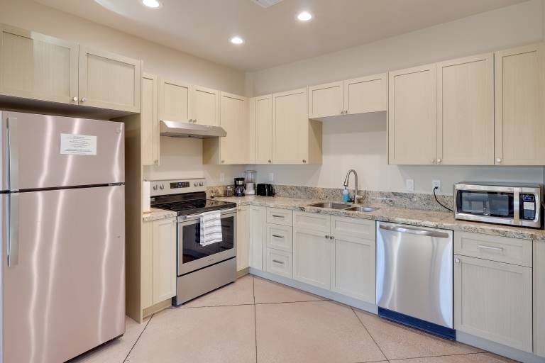 Golf, Hike & Boat! Bright Lake Havasu City Apt — photo 2