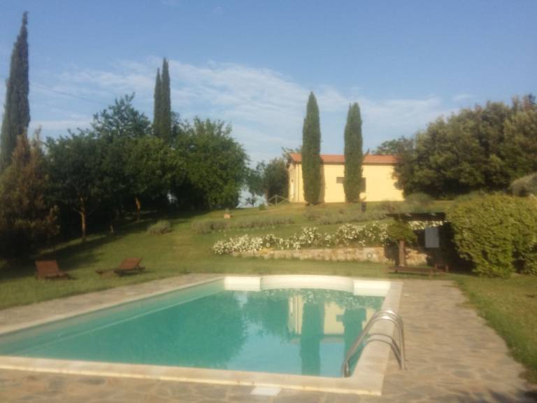 Holiday apartment with terrace, yard & grill — photo 4