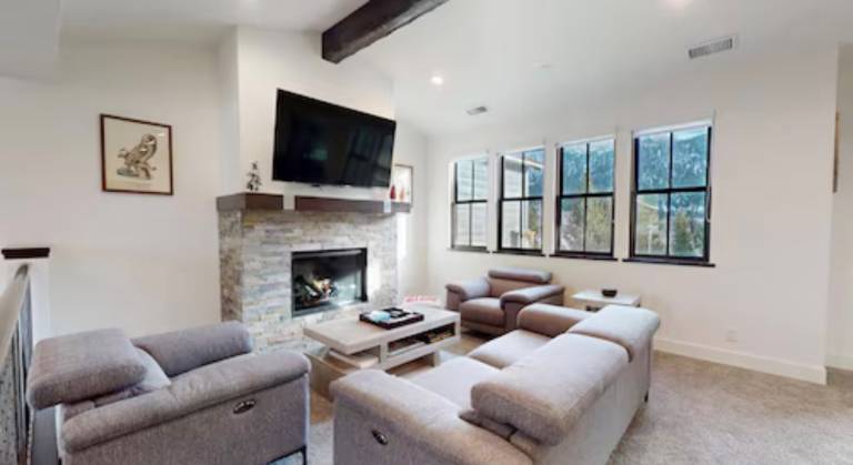 Condo with pool, patio & grill | Mountain view in Mammoth Lakes, CA