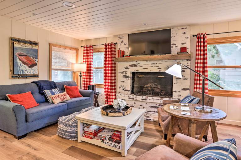 Steps to Lake: Cabin w/ Deck in Lake Arrowhead — photo 4