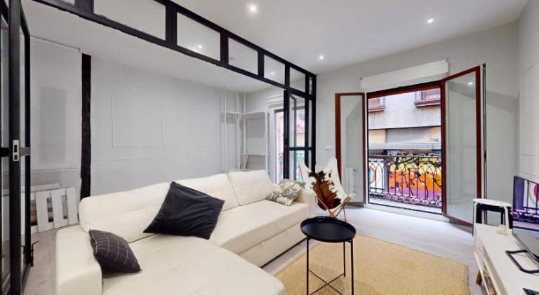 Historic Center Albizuri Residence, Bright, Spacious 3BR Apartment Ideal for Groups in Bilbao