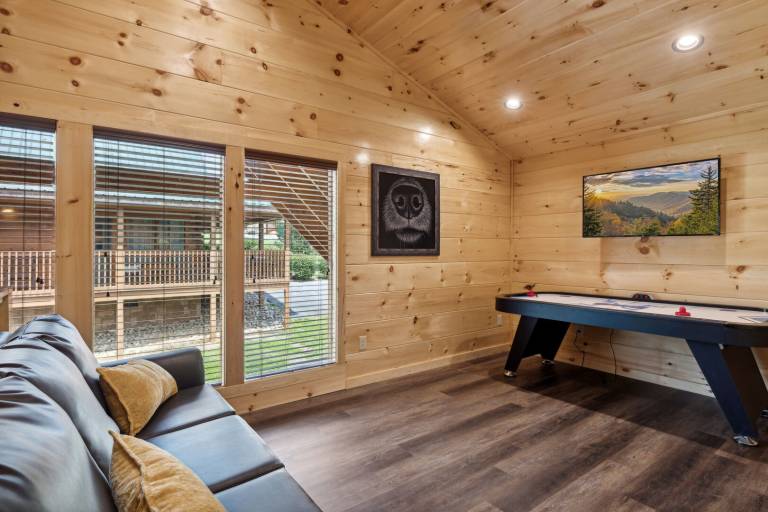 Child-friendly cabin with jacuzzi, BBQ & pool | Mountain view | Dogs allowed — photo 4
