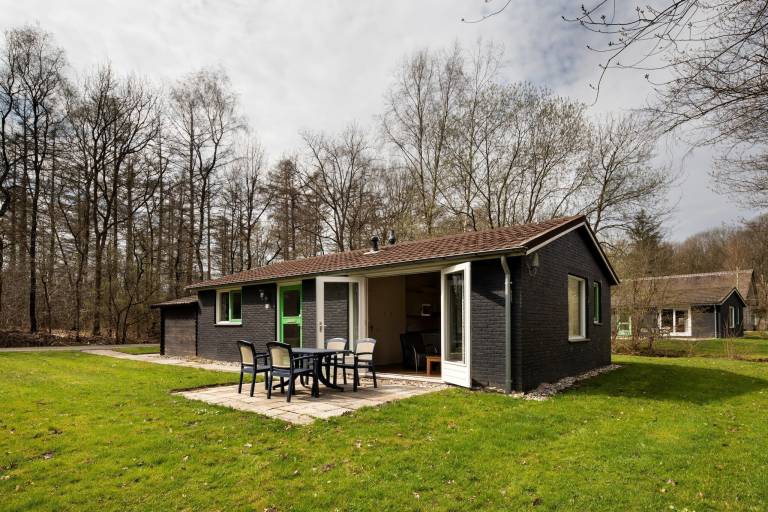 Bungalow with patio & yard — photo 2
