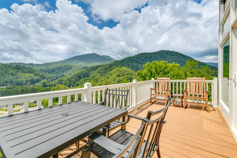 Cozy 2BR/2BA Mtn Escape w/ views in Maggie Valley — photo 3