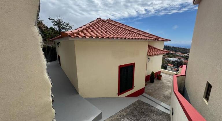 Vacation home with barbeque & patio | Pets allowed in Calheta